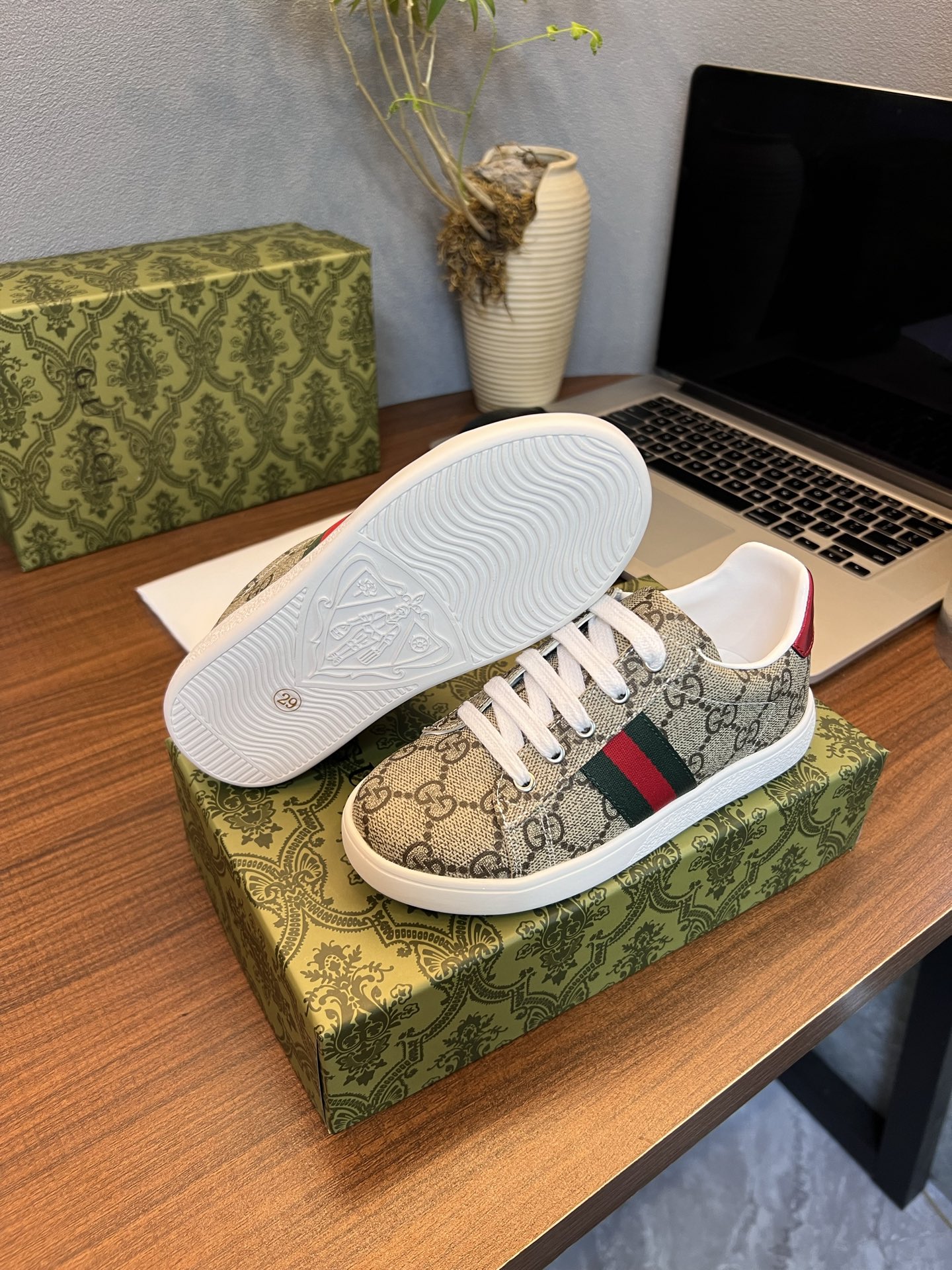 Children's shoes child